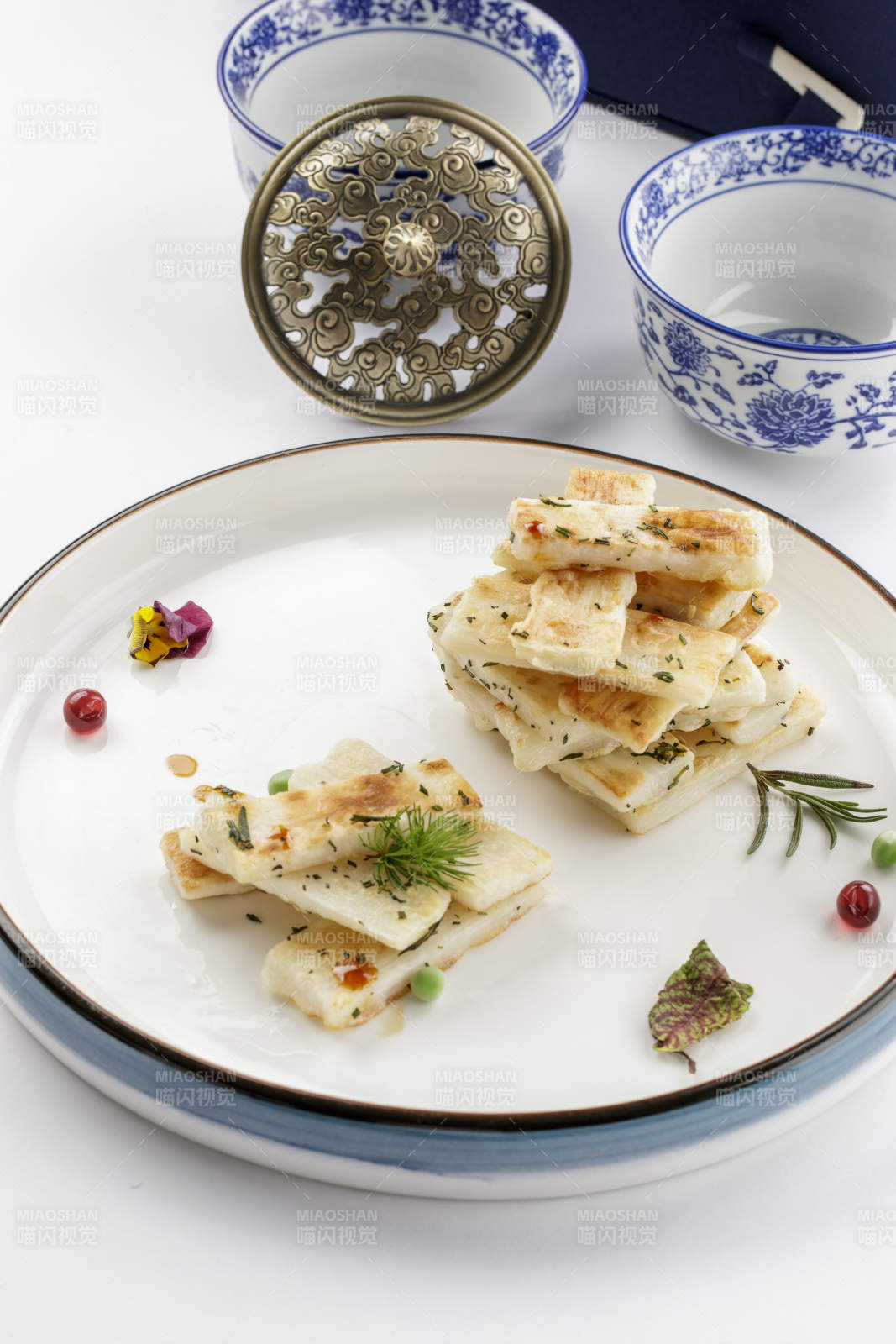 白色瓷盘装的香草煎山药图片