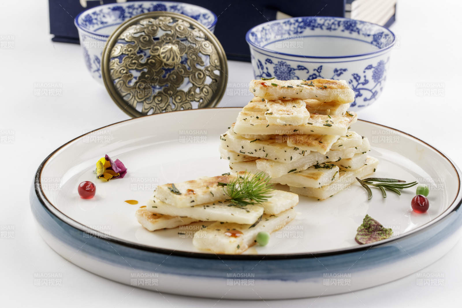 白色瓷盘装的香草煎山药图片