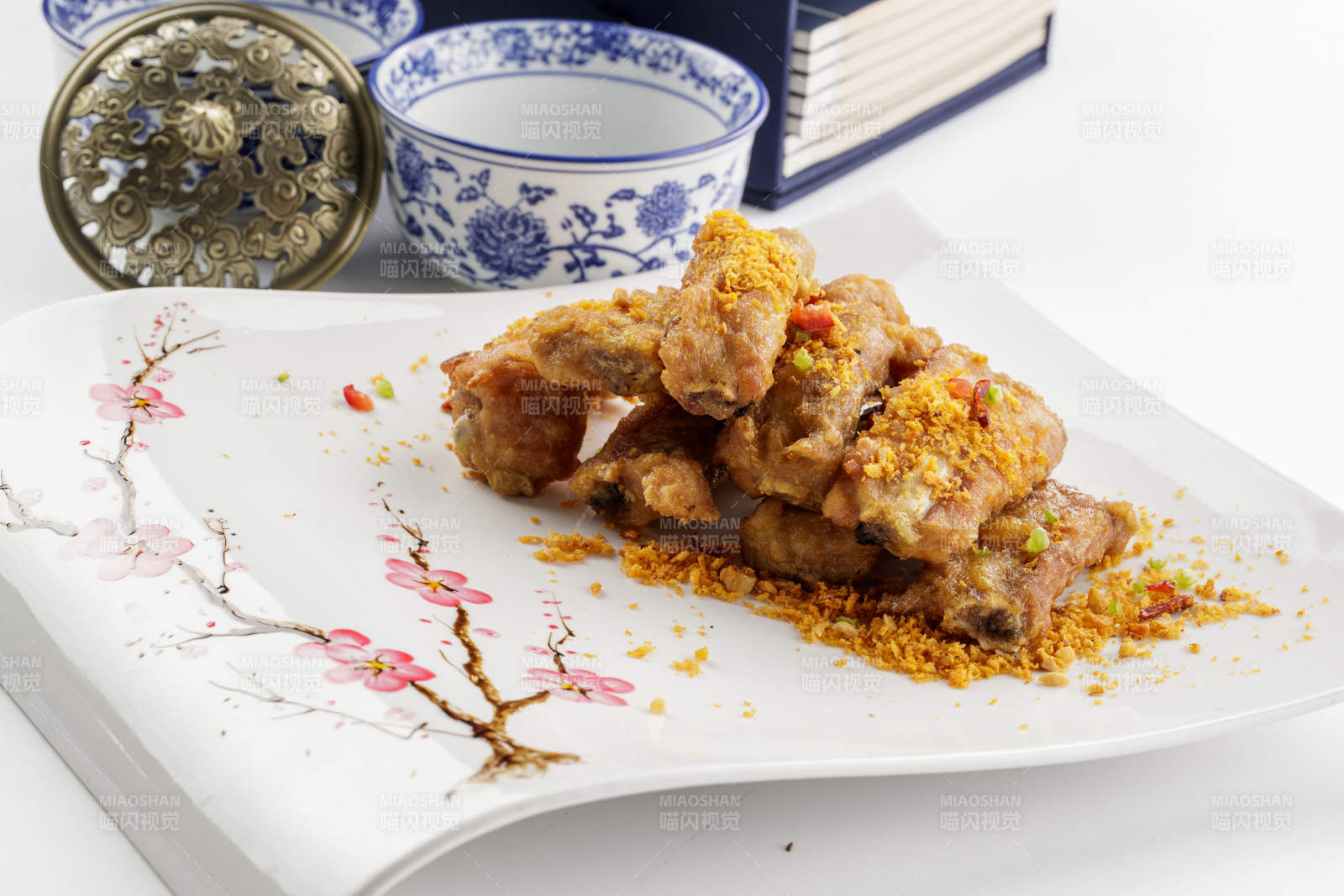 白色瓷盘装的美味蒜香排骨图片