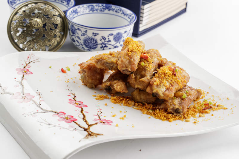 白色瓷盘装的美味蒜香排骨图片