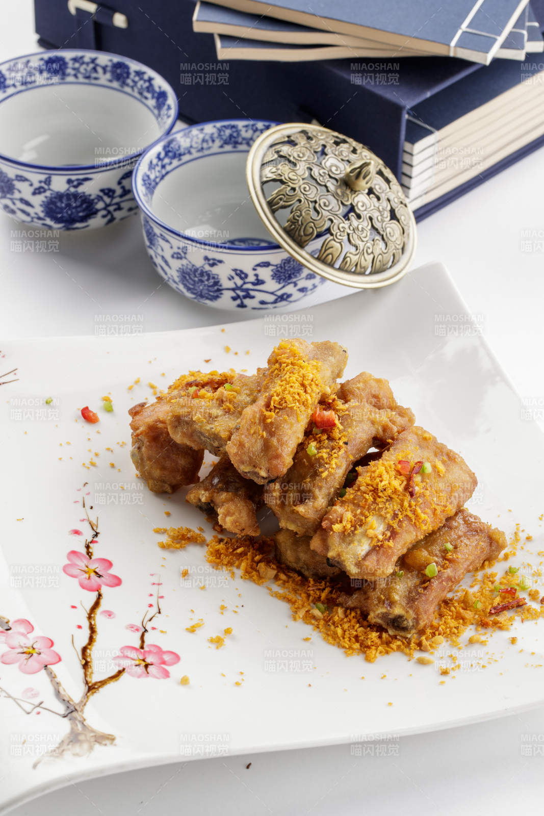 白色瓷盘装的美味蒜香排骨图片