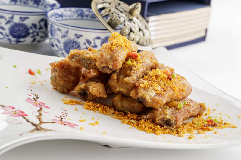 白色瓷盘装的美味蒜香排骨图片