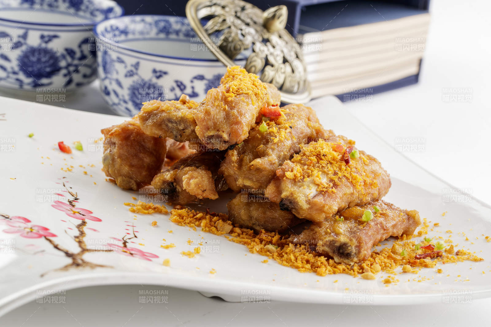 白色瓷盘装的美味蒜香排骨图片