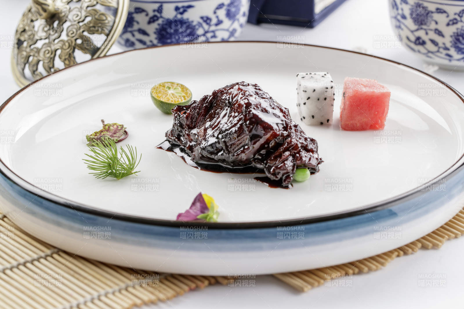 白色瓷盘装的酱烧慢火雪花牛肉图片