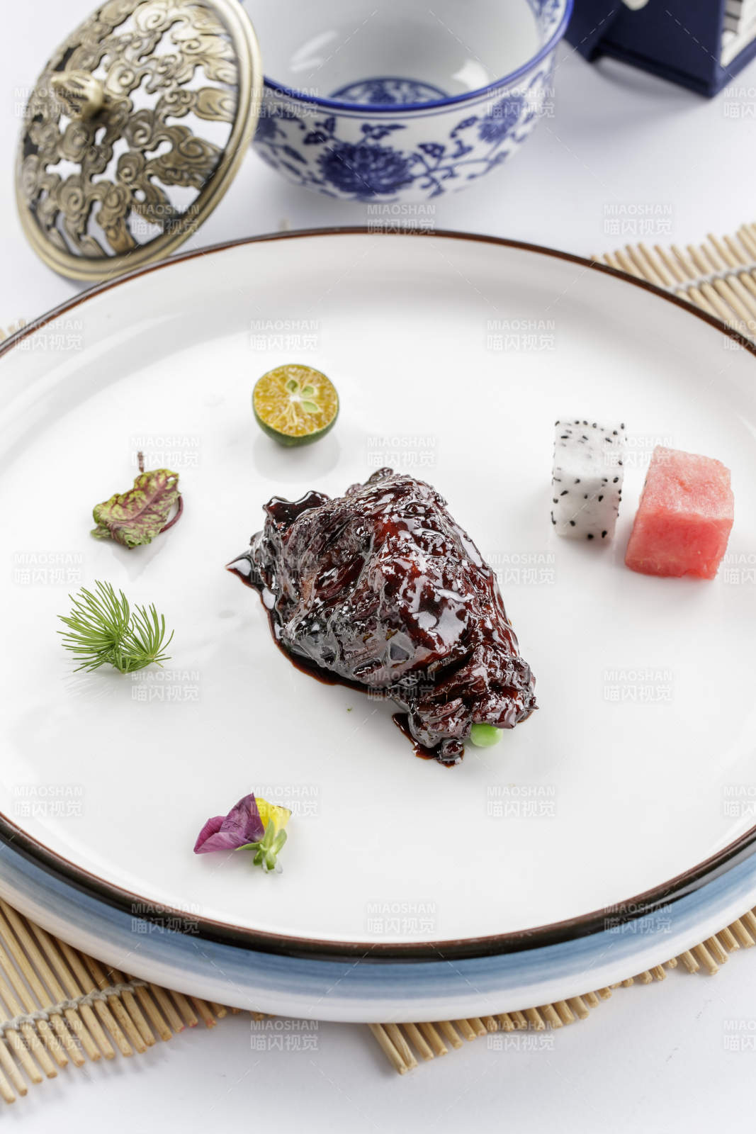 白色瓷盘装的酱烧慢火雪花牛肉图片