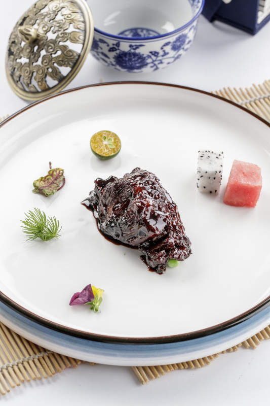 白色瓷盘装的酱烧慢火雪花牛肉图片