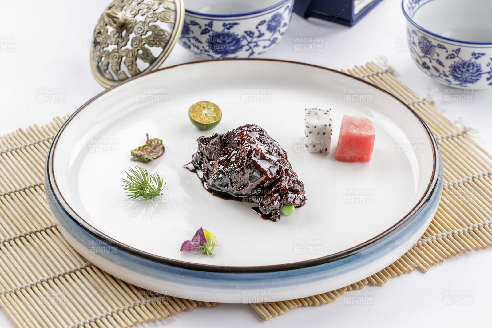 白色瓷盘装的酱烧慢火雪花牛肉图片