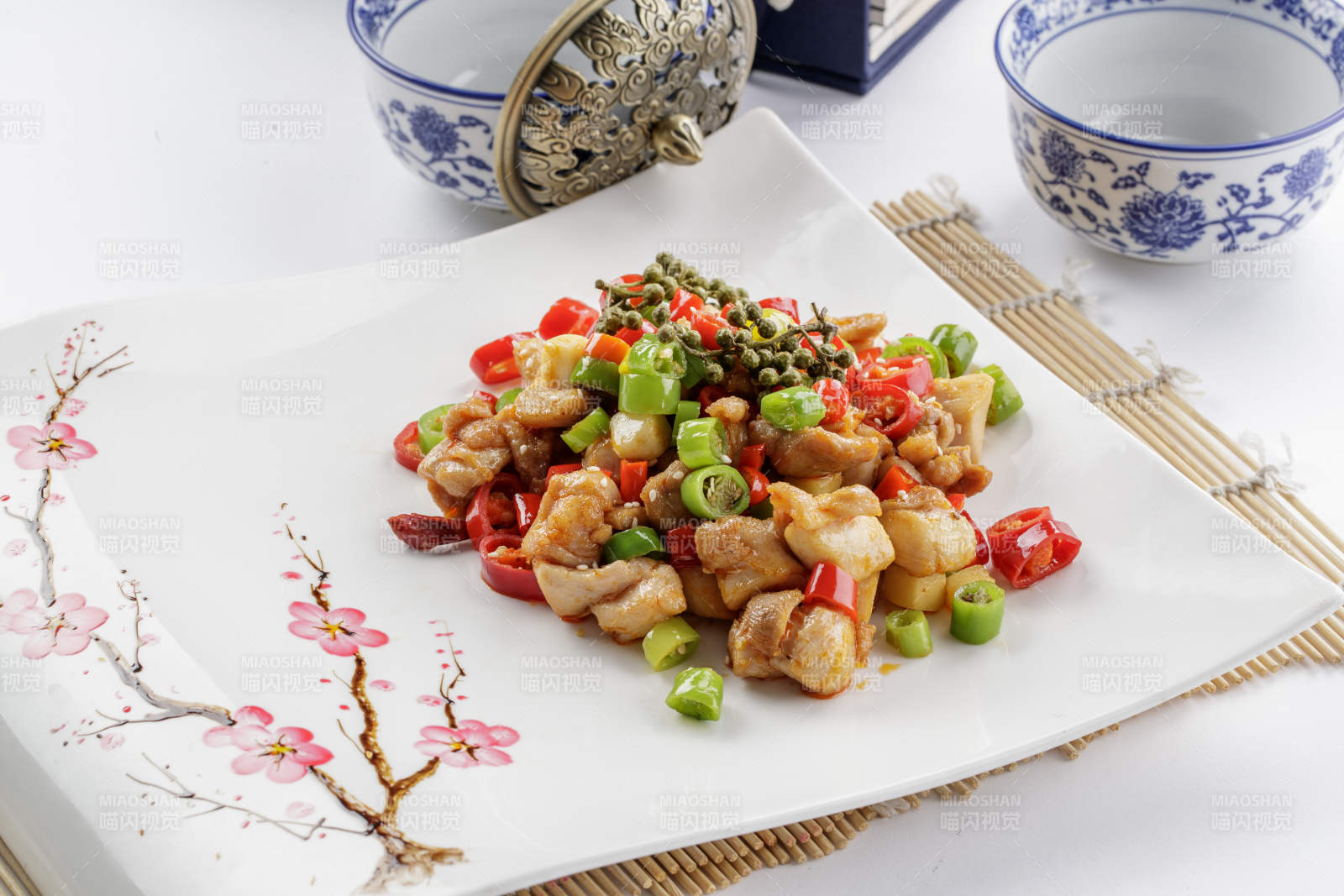 白色瓷盘装的仔姜米椒鸡图片