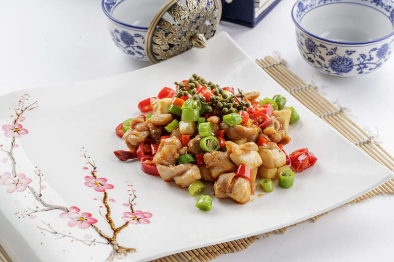 白色瓷盘装的仔姜米椒鸡图片