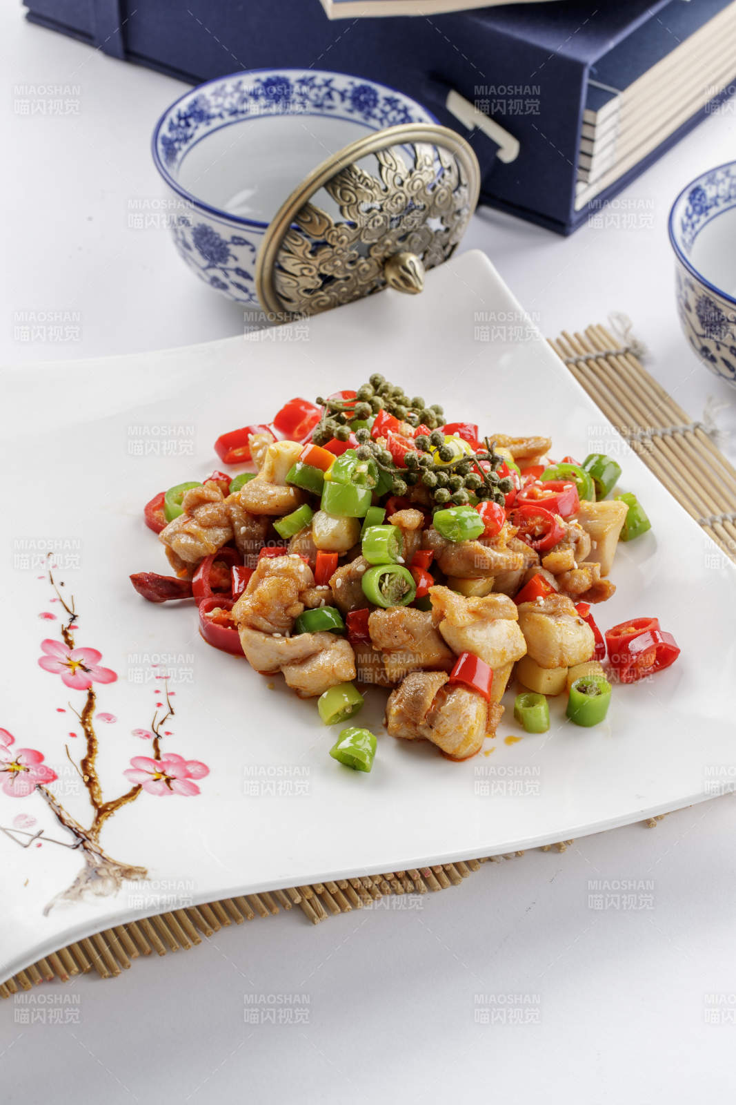 白色瓷盘装的仔姜米椒鸡图片