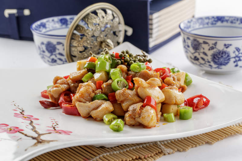 白色瓷盘装的仔姜米椒鸡图片