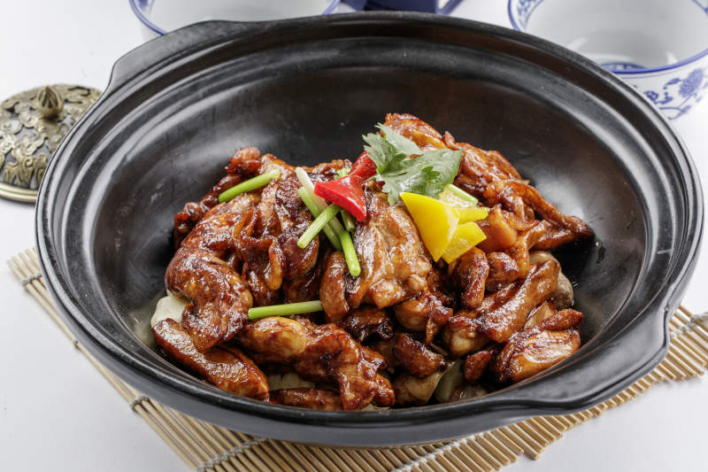 黑色砂锅装的生啫散养鸡图片