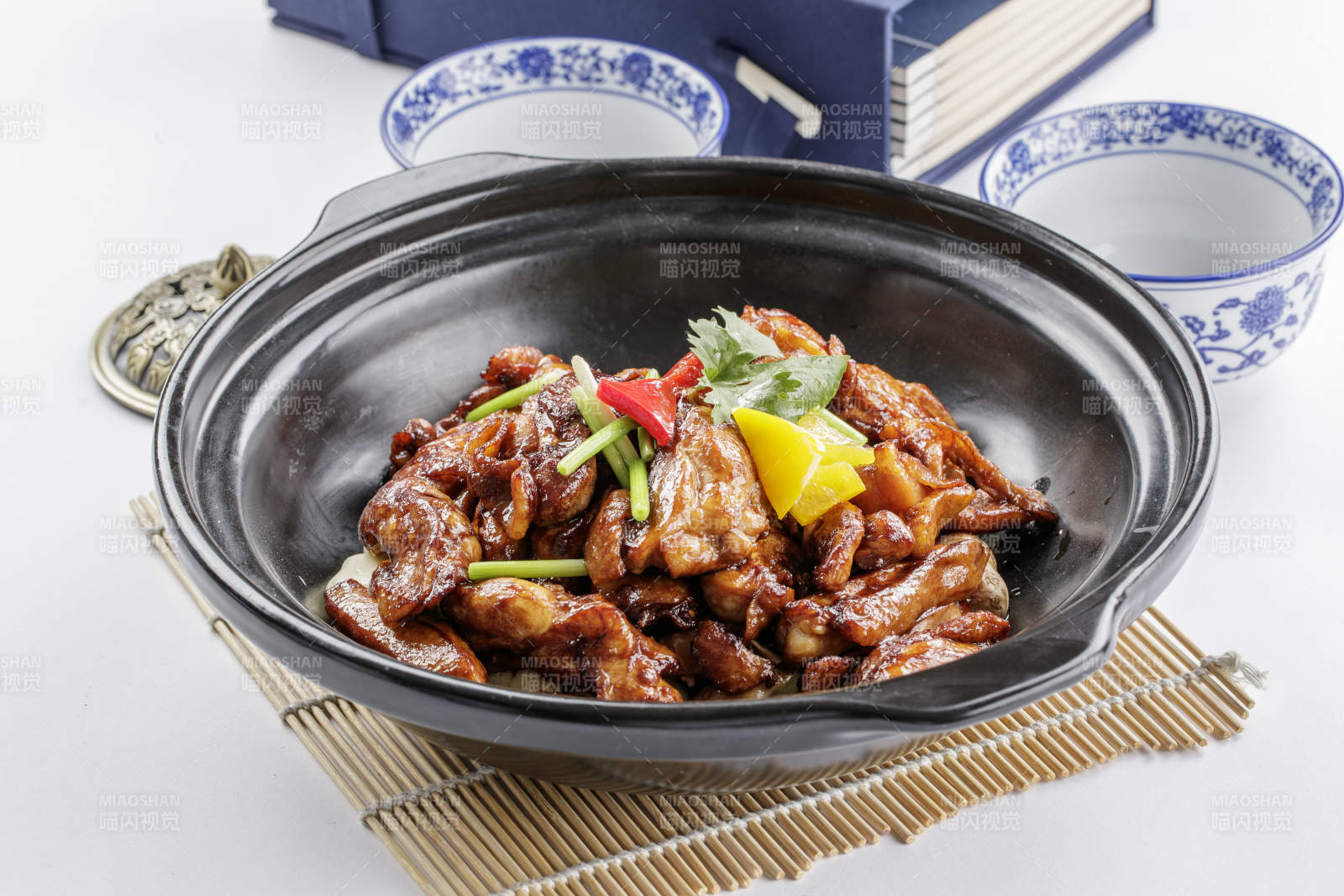 黑色砂锅装的生啫散养鸡图片