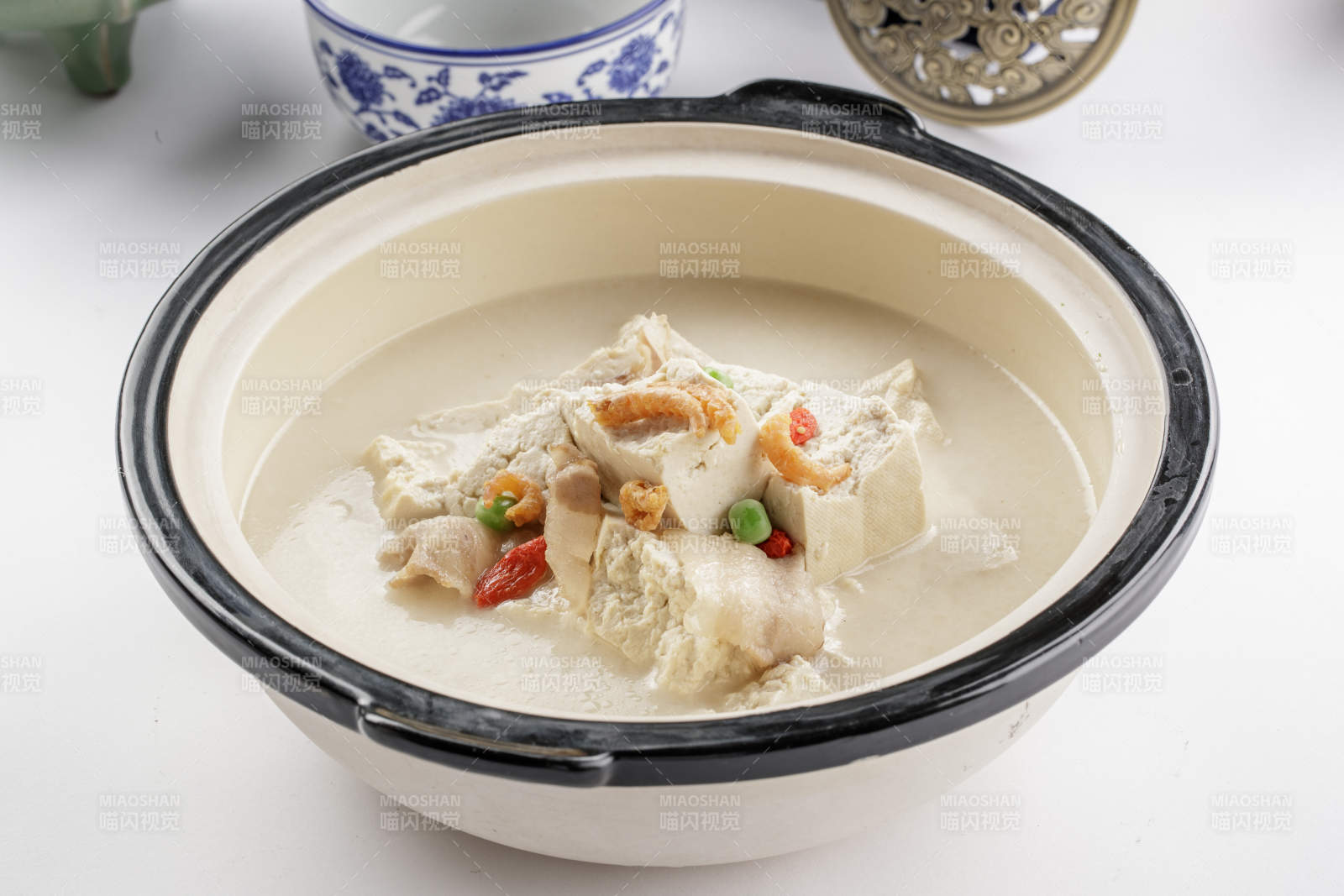 精美餐具装的砂锅手拔豆腐图片