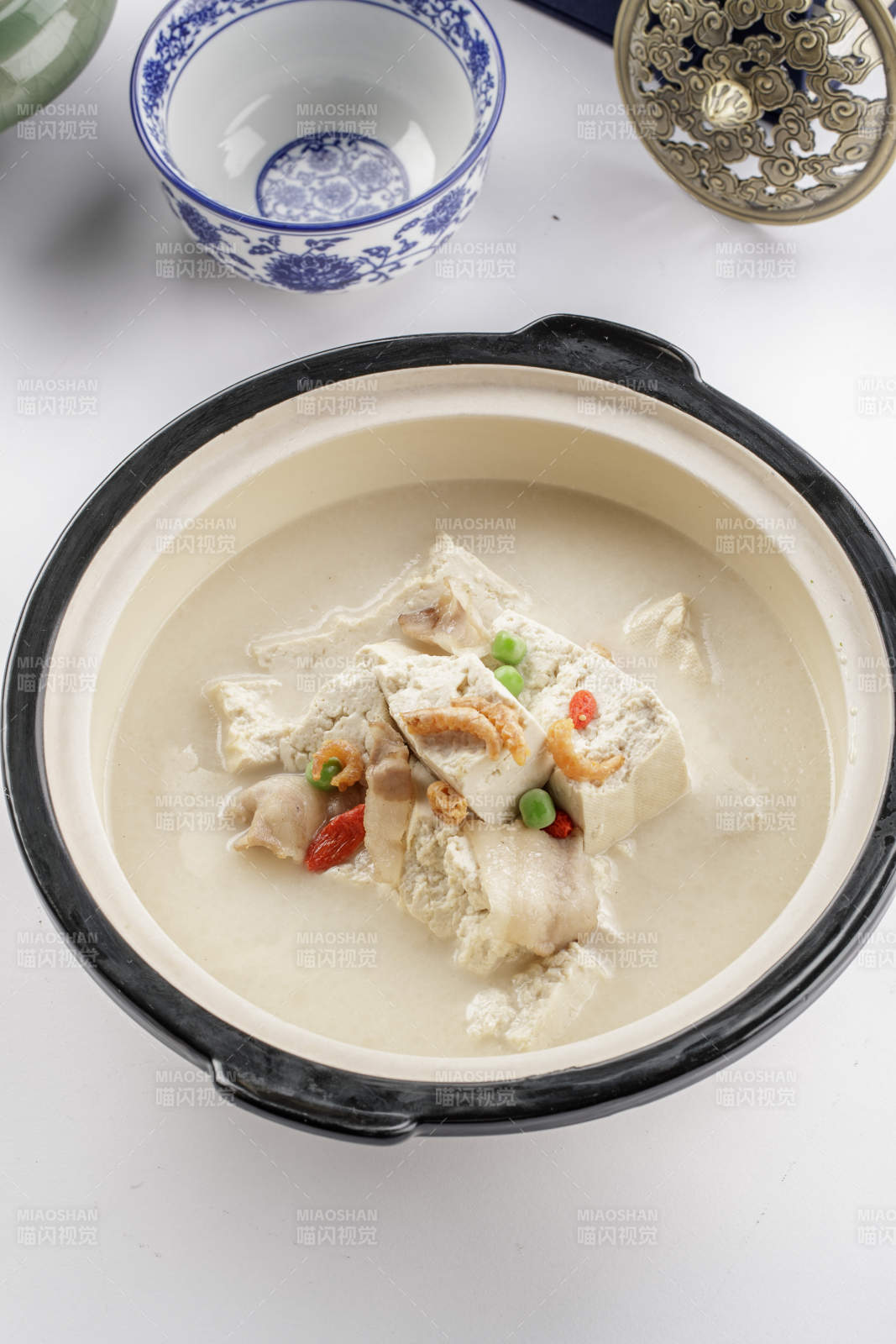 精美餐具装的砂锅手拔豆腐图片