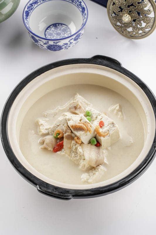 精美餐具装的砂锅手拔豆腐图片