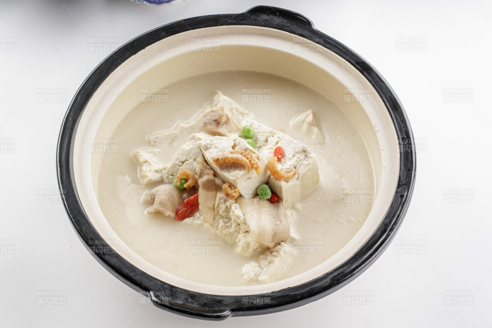 精美餐具装的砂锅手拔豆腐图片