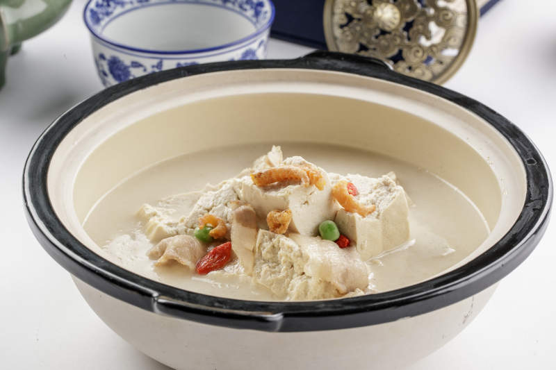 精美餐具装的砂锅手拔豆腐图片