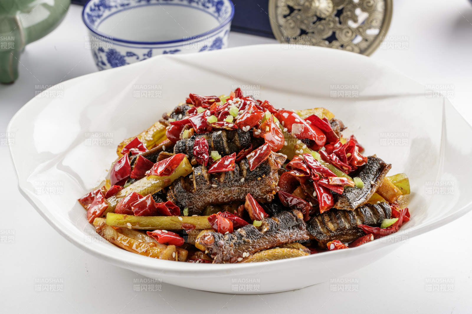 白色瓷盘装的鲜椒麻辣鳝段图片