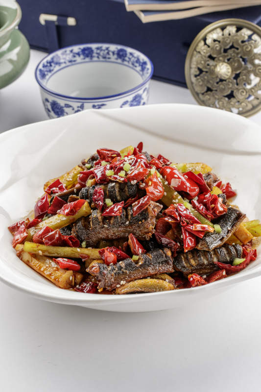 白色瓷盘装的鲜椒麻辣鳝段图片