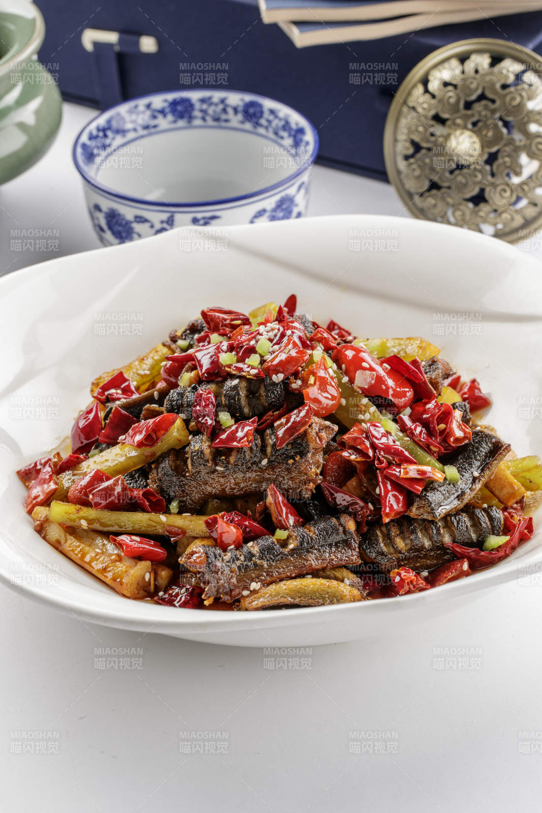 白色瓷盘装的鲜椒麻辣鳝段图片