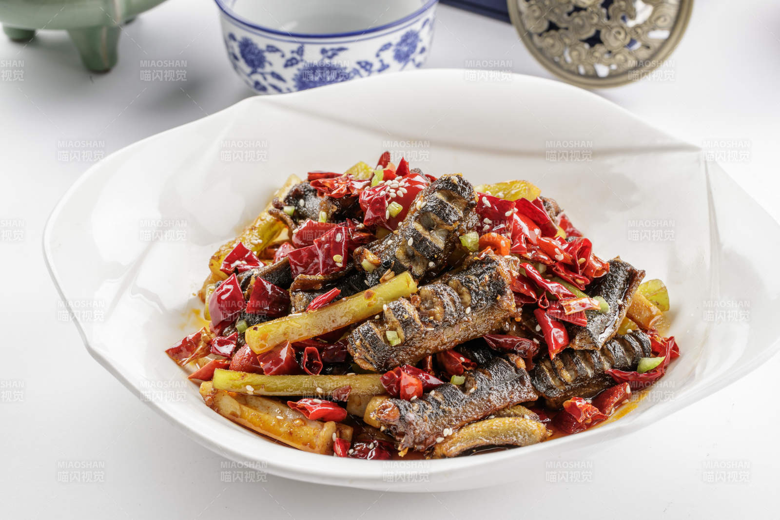 白色瓷盘装的鲜椒麻辣鳝段图片
