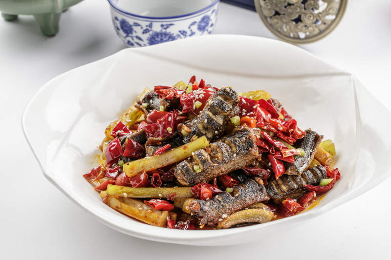 白色瓷盘装的鲜椒麻辣鳝段图片