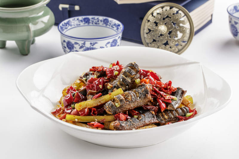 白色瓷盘装的鲜椒麻辣鳝段图片