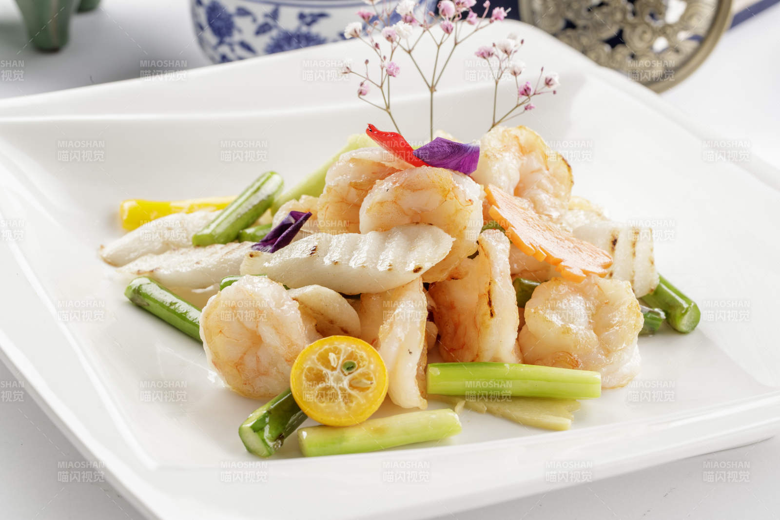 白色瓷盘装的鲜芦笋山药炒虾球图片