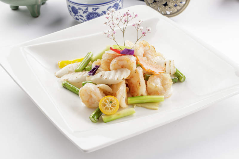 白色瓷盘装的鲜芦笋山药炒虾球图片