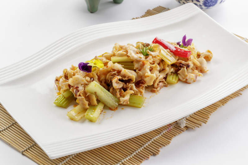 白色瓷盘装的西芹炒螺头图片