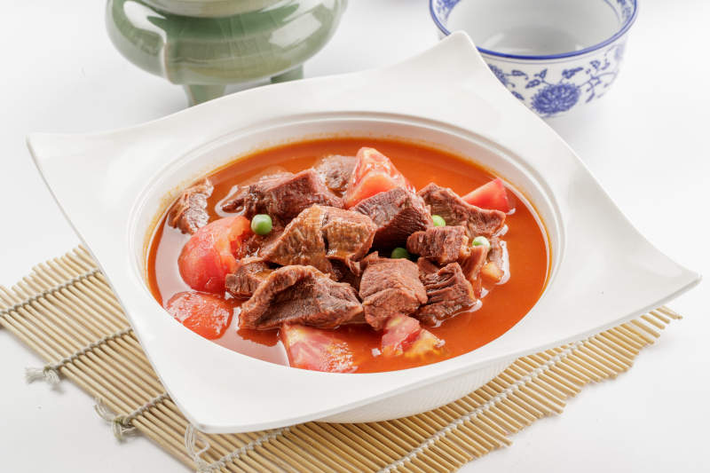 精美餐具装的西红柿炖牛腩图片