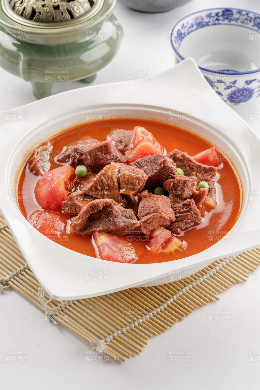 精美餐具装的西红柿炖牛腩图片
