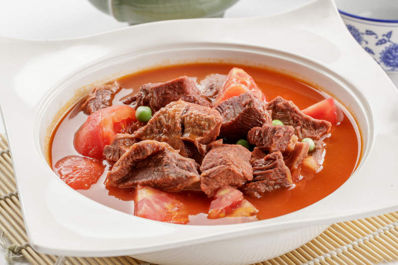 精美餐具装的西红柿炖牛腩图片