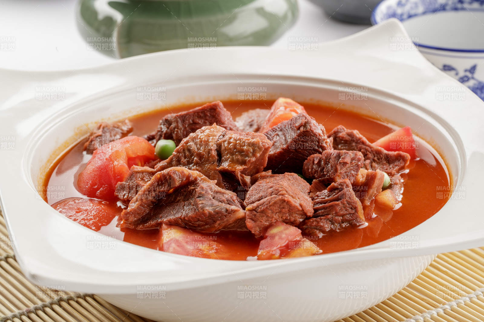 精美餐具装的西红柿炖牛腩图片