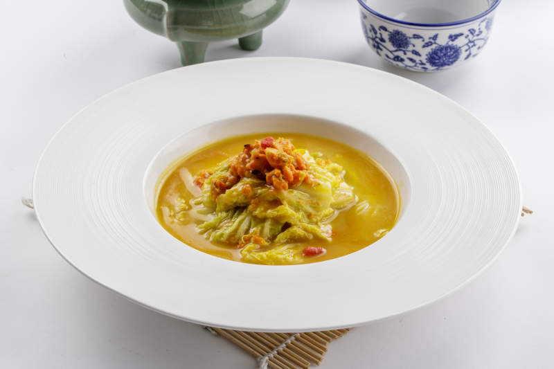 白色瓷盘装的蟹黄白菜图片