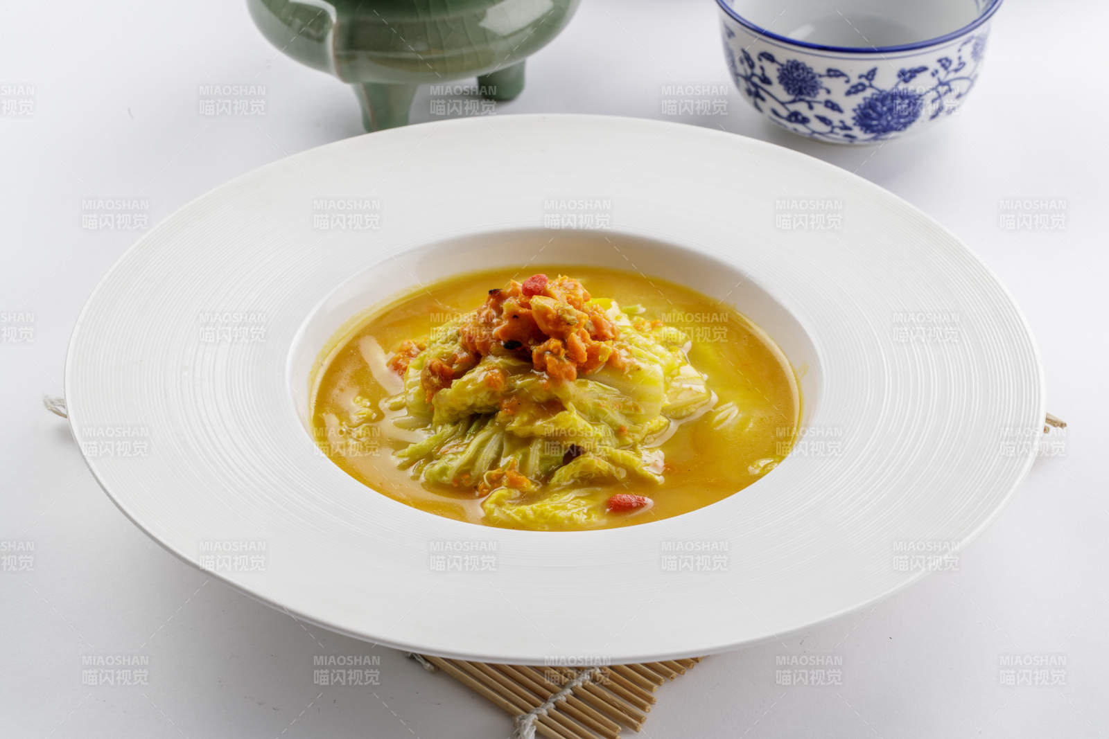 白色瓷盘装的蟹黄白菜图片