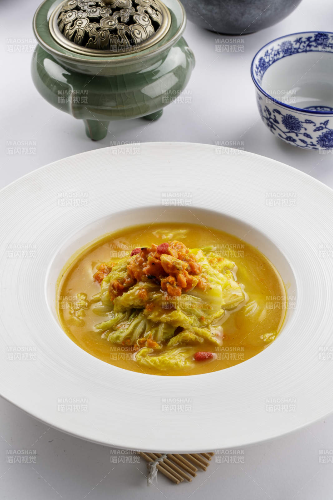 白色瓷盘装的蟹黄白菜图片