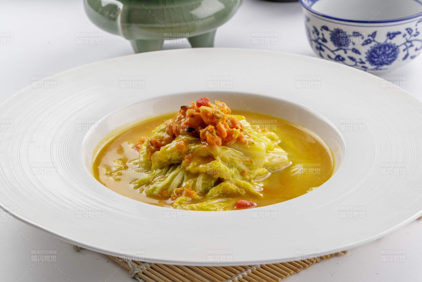 白色瓷盘装的蟹黄白菜图片