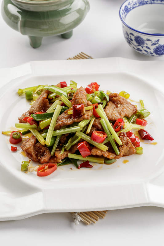 白色瓷盘装的西芹小炒黄牛肉图片
