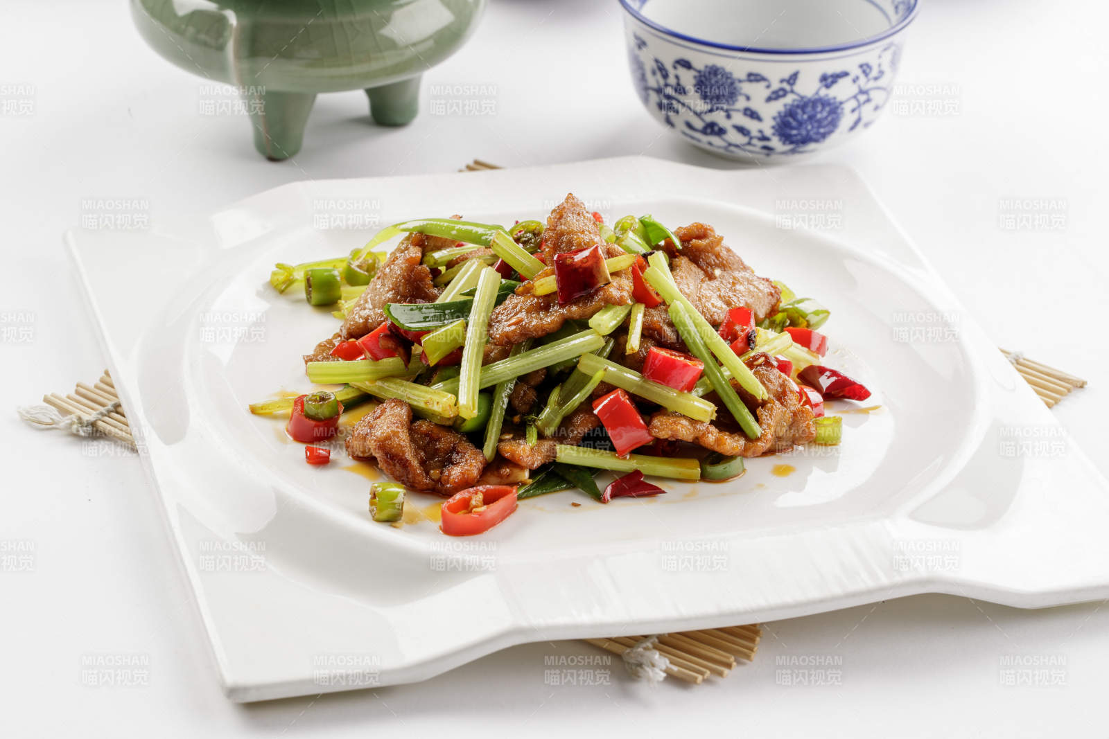 白色瓷盘装的西芹小炒黄牛肉图片