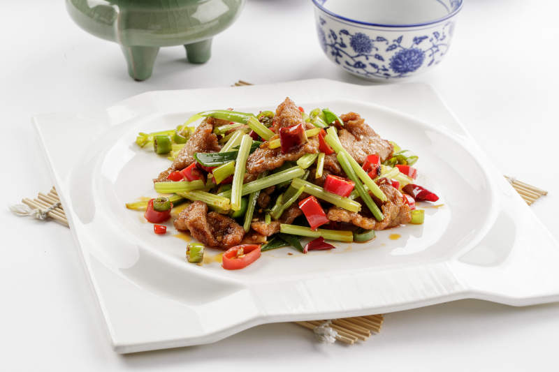 白色瓷盘装的西芹小炒黄牛肉图片
