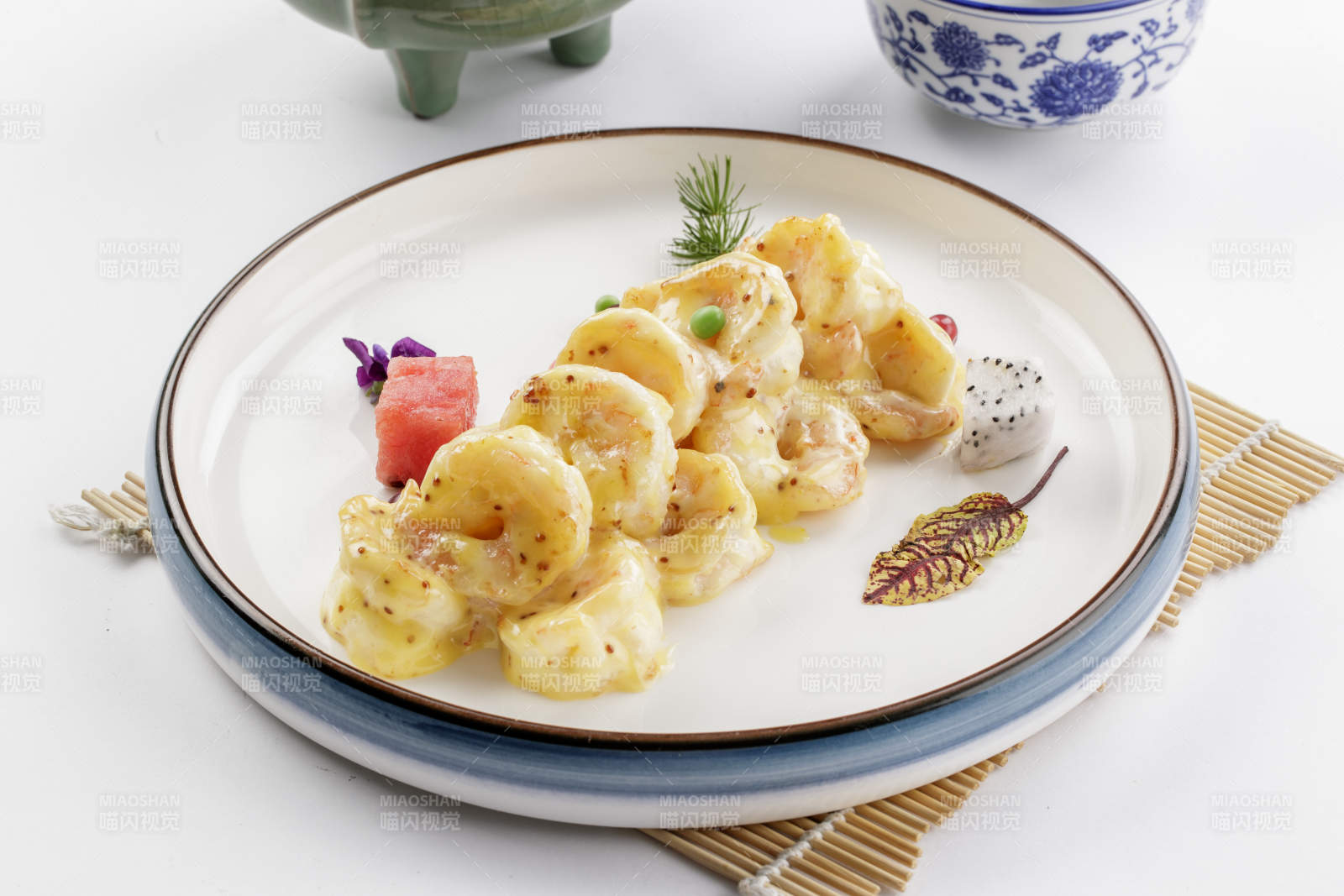 白色瓷盘装的法式芝士焗虾球图片