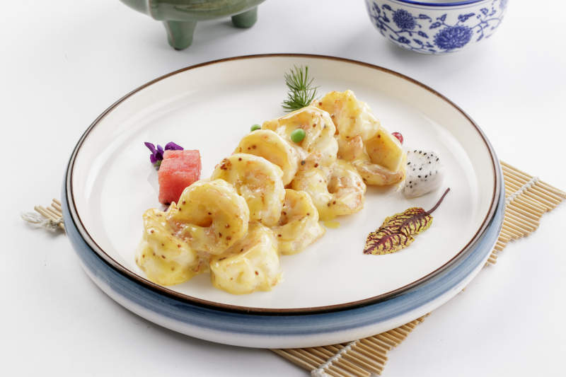 白色瓷盘装的法式芝士焗虾球图片