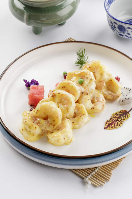 白色瓷盘装的法式芝士焗虾球图片