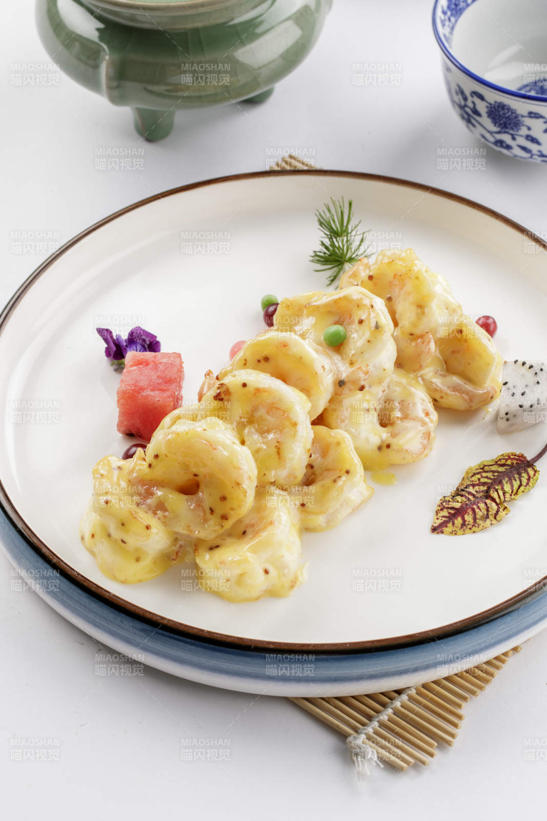 白色瓷盘装的法式芝士焗虾球图片