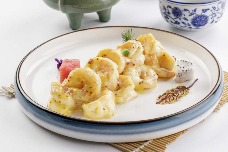 白色瓷盘装的法式芝士焗虾球图片