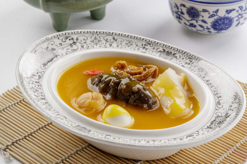 精美餐具装的浓汤四宝图片