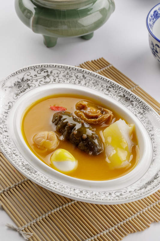 精美餐具装的浓汤四宝图片