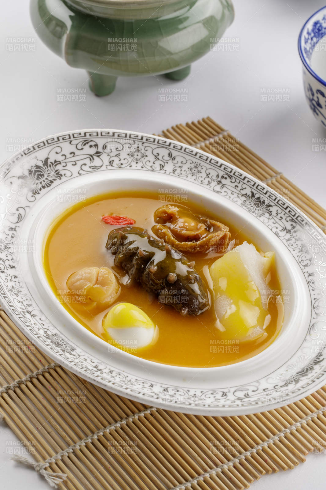 精美餐具装的浓汤四宝图片